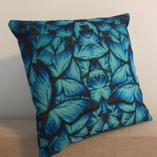 Kussenhoes blauwe vlinders. Mooie vlinders kussenhoes turquoise blauw zwart. Decoratieve kussensloop, mooie sierkussenhoes 45x45