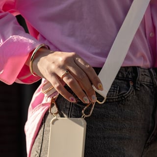 Beige Telefoonkoord  Verstelbaar & Crossbody Telefoonkoord met Haakjes