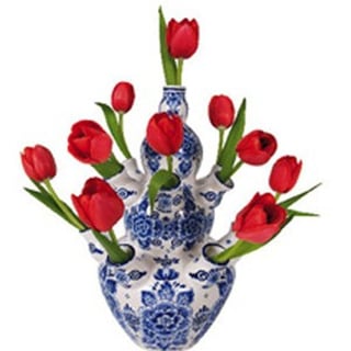 Flat Flowers Delfts Blauwe Vaas Met Rode Tulpen