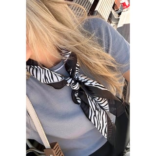 Satin scarf - detail ZEBRA - 1 maat!