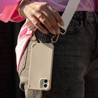 Beige iPhone Hoesje met Haakjes  Functioneel & Stijlvol voor Elke Outfit