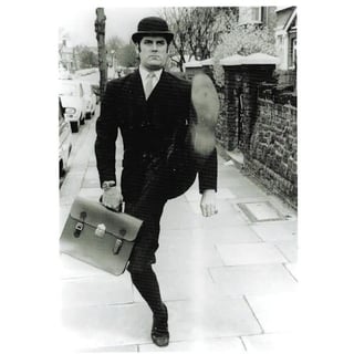 Postkaart - John Cleese - Ministry of Silly Walks