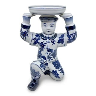 Beeld Chinese Man Met Schaaltje Blauw-Wit Keramiek 23x32cm