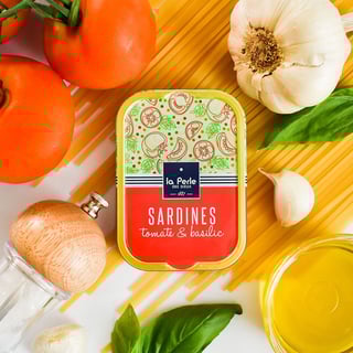 Sardines met tomaat en basilicum