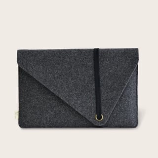 Laptopsleeve gerecycled vilt 11 inch - Made out of - Zwart