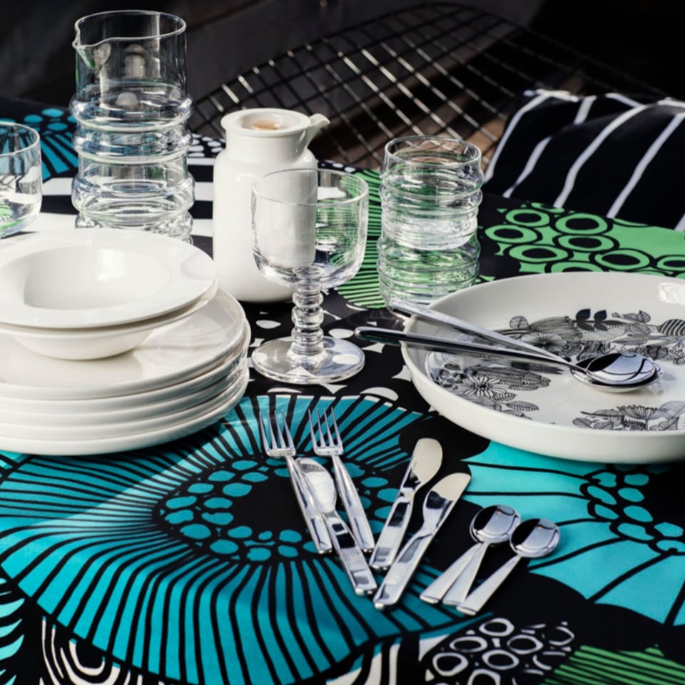 Marimekko Siirtolapuutarha Afneembaar Tafelkleed Van De Rol Met Acrylcaoting in Groen, Blauw, Turquoise, Wit, Zwart per 50 Cm