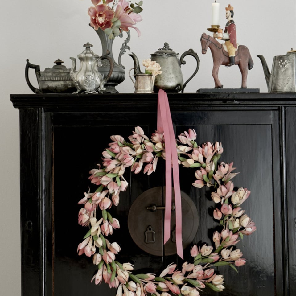 IN DE KLEUROPTAFEL KELDER Bungalow Decoratieve Metalen (Kerst)krans Met Roze Tulpjes en Groene Blaadjes Ø55 Cm