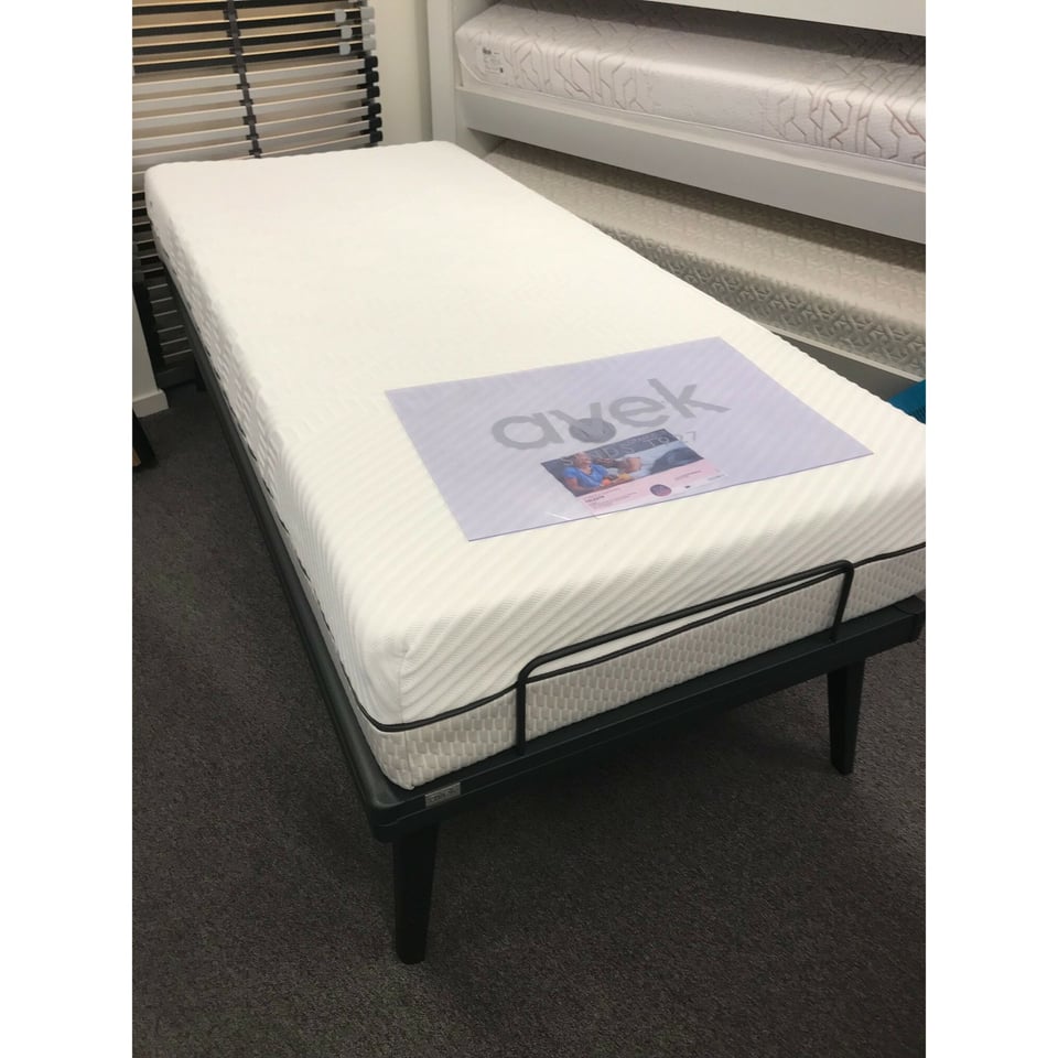 Avek Stiel Vlak Spiraal 90x200 Met Hoge Poten Showroommodel