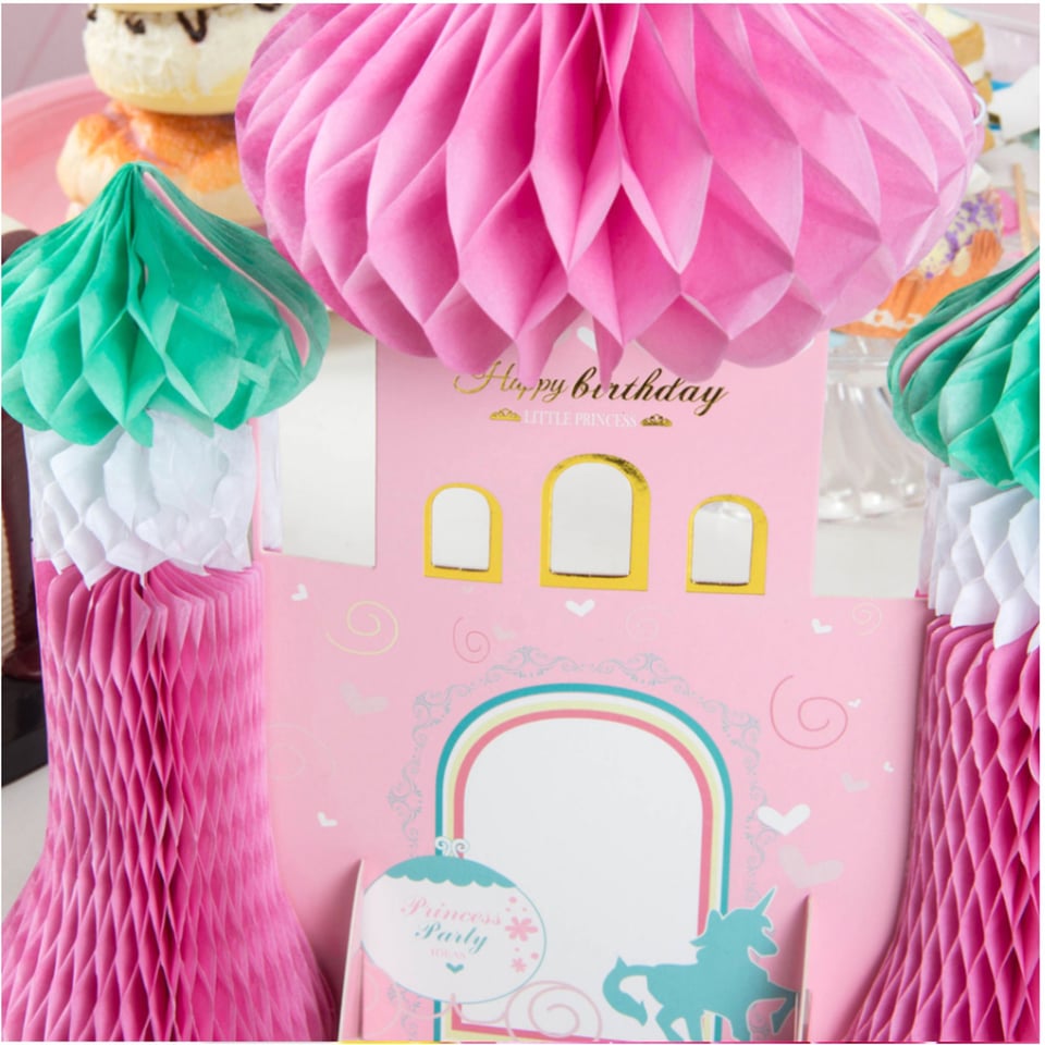 Verjaardag decoratie voor meisje. Roze kartonnen Kasteel voor meisjeskamer.