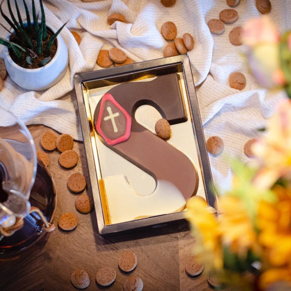 Chocoladeletter Conny Kiezen Met Hazelnoot A - Puur, Melk, Wit - 200 Gram - Ambachtelijk Handgemaakt