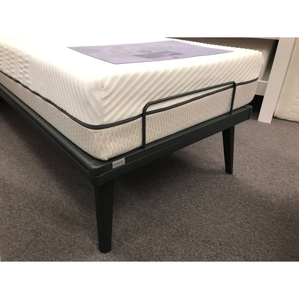 Avek Stiel Vlak Spiraal 90x200 Met Hoge Poten Showroommodel
