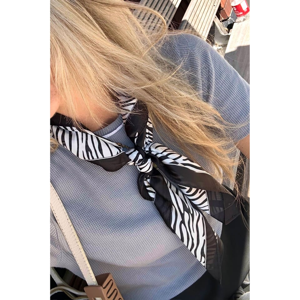 Satin scarf - detail ZEBRA - 1 maat!
