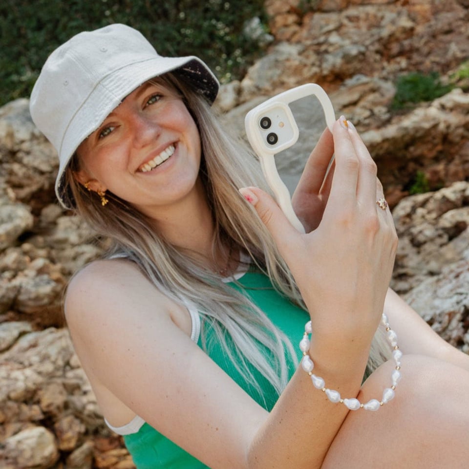 Beige Wavy Mirror Hoesje  Golvend spiegelhoesje met glansfinish