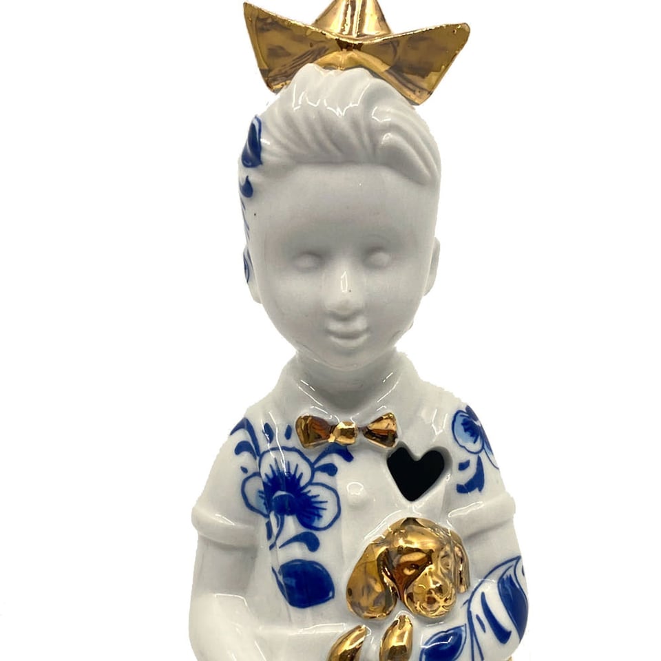 Kleine Jongen Gouden Bootje Porselein 14cm