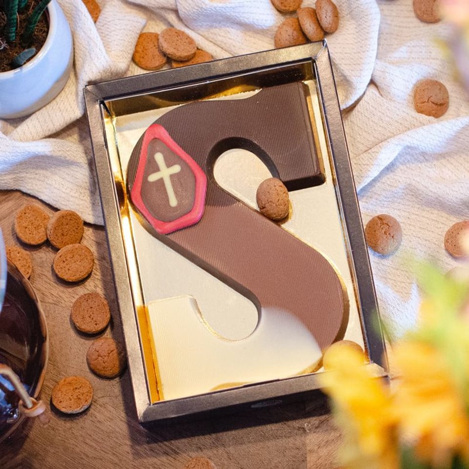 Chocoladeletter Conny Kiezen Met Hazelnoot A - Puur, Melk, Wit - 200 Gram - Ambachtelijk Handgemaakt