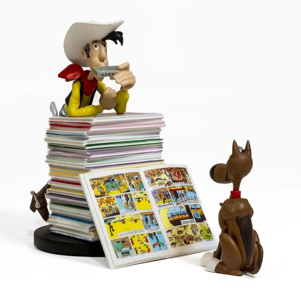 Lucky Luke Beeld Met Stapel Stripboeken & Rataplan