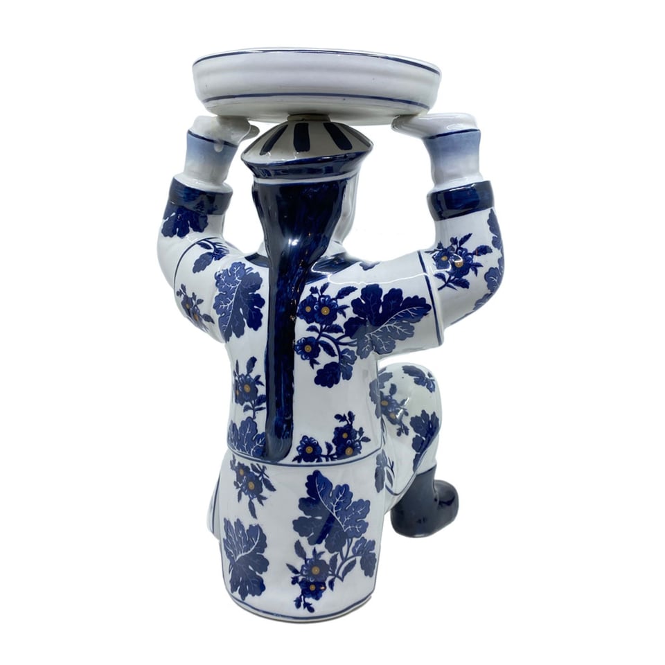 Beeld Chinese Man Met Schaaltje Blauw-Wit Keramiek 23x32cm