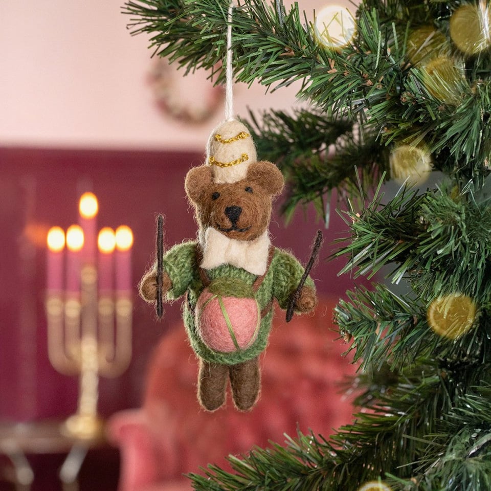 Hanger Beer met trommel Mistletoe groen