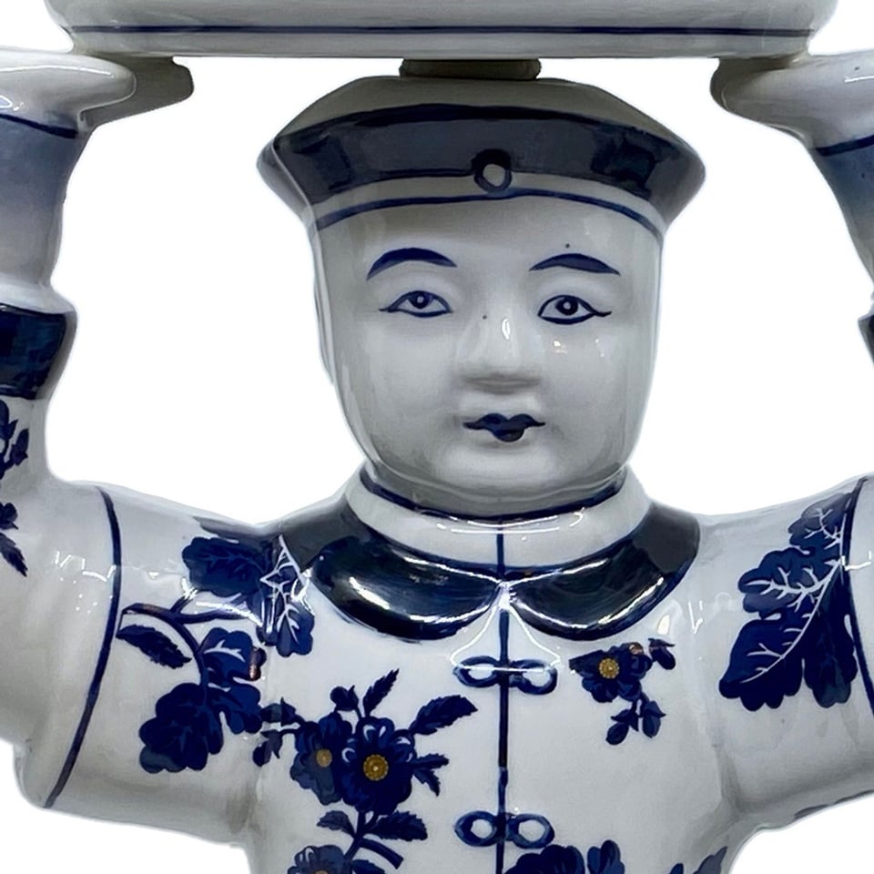 Beeld Chinese Man Met Schaaltje Blauw-Wit Keramiek 23x32cm