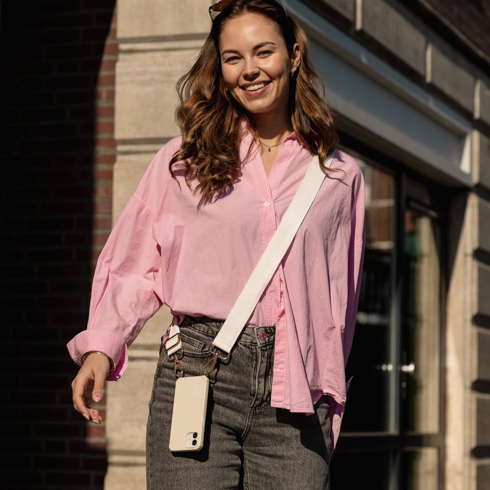 Beige iPhone Hoesje met Haakjes  Functioneel & Stijlvol voor Elke Outfit