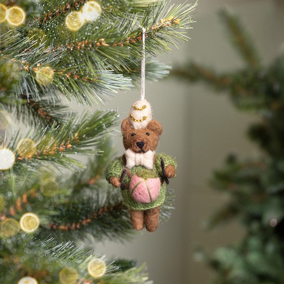 Hanger Beer met trommel Mistletoe groen
