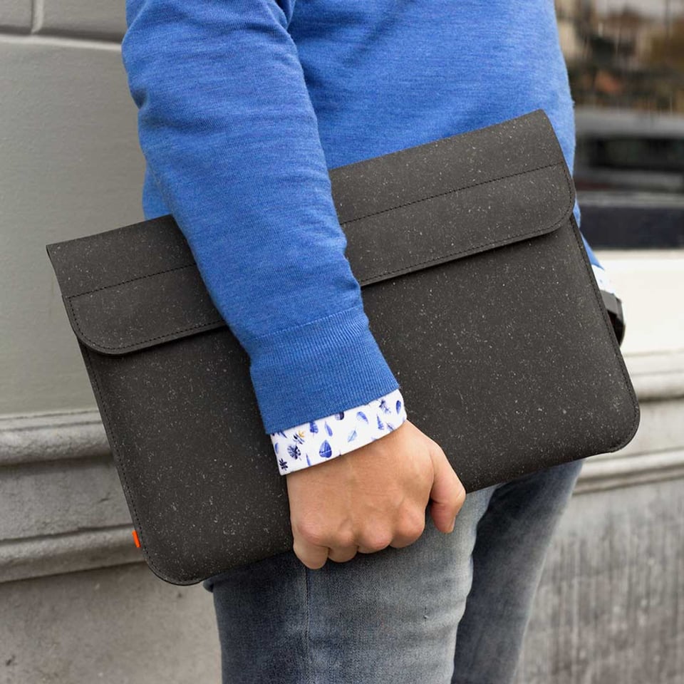 Laptophoes Gerecycled Leer M - Made out of