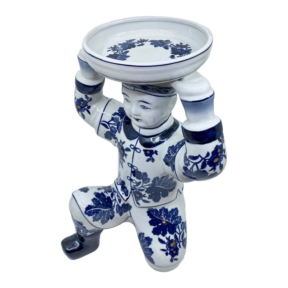 Beeld Chinese Man Met Schaaltje Blauw-Wit Keramiek 23x32cm
